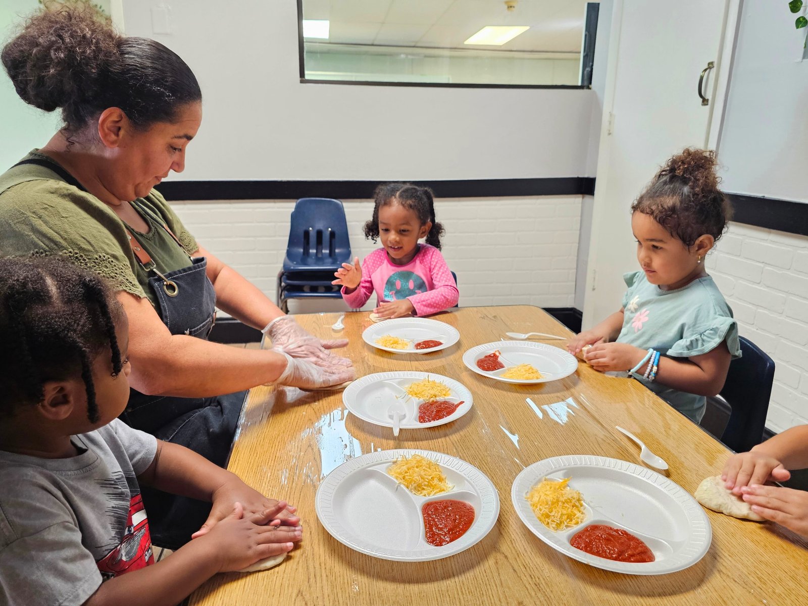 photo of students making pizzas with our chef